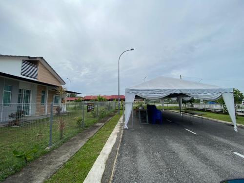 a tent on the side of a road next to a house at jm homestay semi d premium in Shah Alam