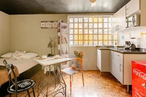 - une petite cuisine avec une table et un comptoir dans l'établissement Del Lago Lofts, à Mexico
