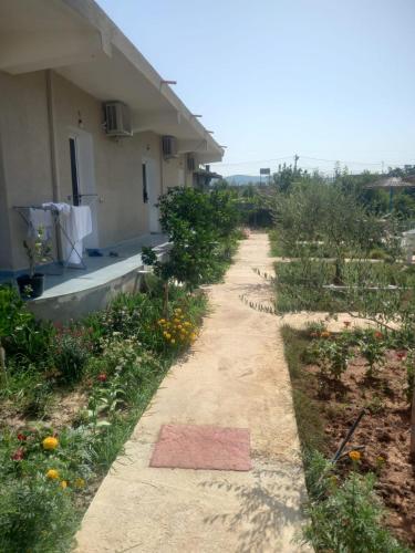 a dirt path next to a house with plants at Rey Garden 2 in Vlorë