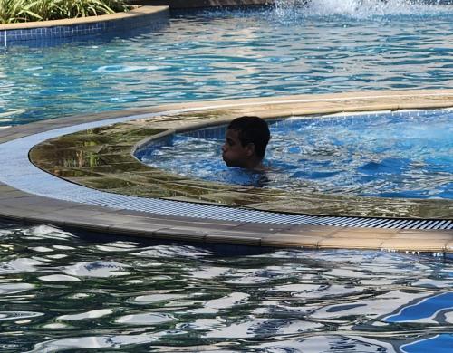 un niño nadando en una piscina en una fuente en Semana Santa no Rio de Janeiro, en Río de Janeiro