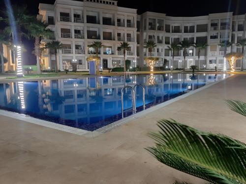בריכת השחייה שנמצאת ב-COSTA BEACH Lux Family Apartment with Pools או באזור