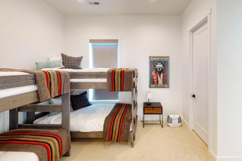 Двох'ярусне ліжко або двоярусні ліжка в номері Park City Mountain Escape