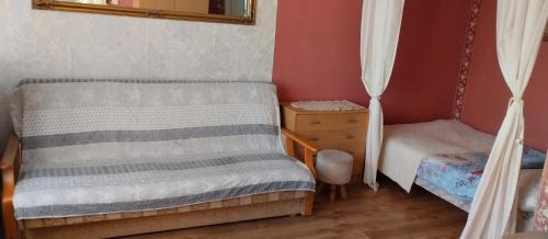 オルシュティンにあるApartament z baldachimem i pięknym widokiem Olsztynaの小さなベッドルーム(ベッド1台、ドレッサー付)