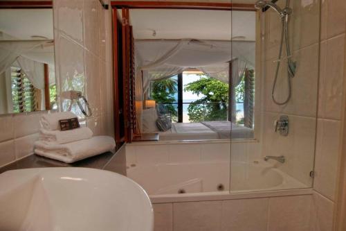 y baño con bañera, aseo y ducha. en Beach House Apartment No 5 - Beach, Village Shops, en Mission Beach