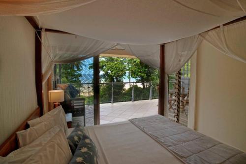 1 dormitorio con 1 cama y vistas a un patio en Beach House Apartment No 5 - Beach, Village Shops, en Mission Beach