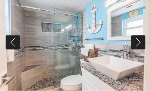 bagno con lavandino, vasca e lavandino di Malyn 122, Waterfront condo, few blocks to beach a St Pete Beach