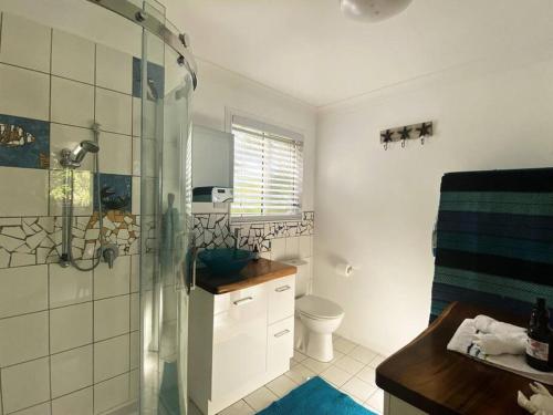 une salle de bains avec douche, toilettes et lavabo dans l'établissement Mission Dreaming - 1 Bedroom Cottage, à South Mission Beach