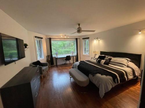 una camera da letto con un letto, un comò e una finestra di Évadez-vous vers le Nord à Mille-Isles a Mille-Isles