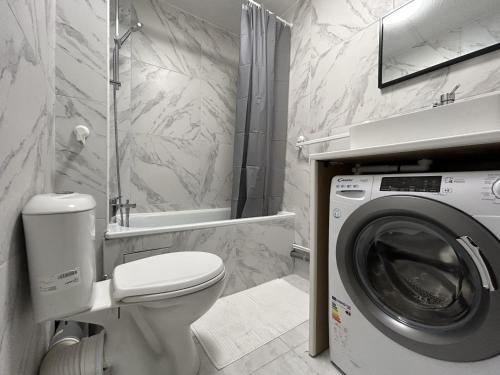 La salle de bains est pourvue de toilettes et d'un lave-linge. dans l'établissement Studio cabine à Sète avec piscine, terrasse, parking privé, à 1km de la plage - FR-1-338-504, à Sète