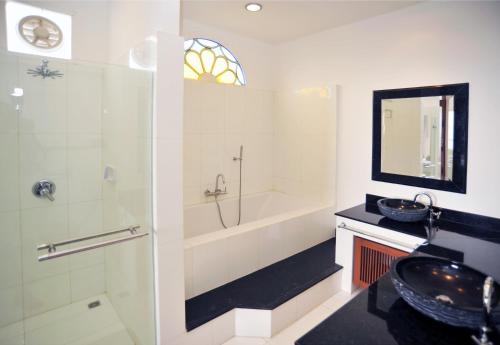 Bathroom sa Villa Melitta, Pool, Beach, 360-SeaViews, 6-bed Thai Luxury on Best Location in Samui