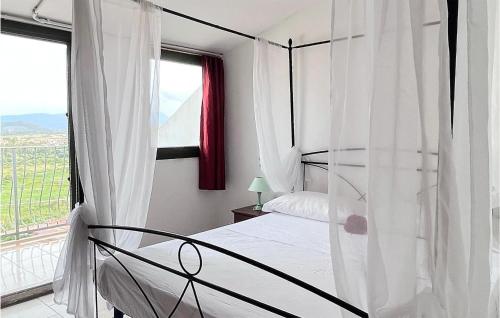 1 dormitorio con cama con dosel y ventana en Gorgeous Apartment In Posada With Kitchen, en Posada
