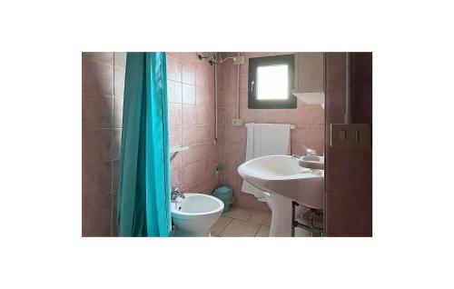 y baño con lavabo, aseo y espejo. en Gorgeous Apartment In Posada With Kitchen, en Posada