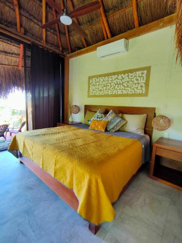 Tempat tidur dalam kamar di Villa Ensueño, Lagoon Private Front