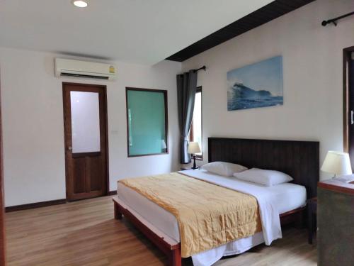 ランタ島にあるD.R. Lanta Bay Resortのベッドルーム1室(大型ベッド1台付)