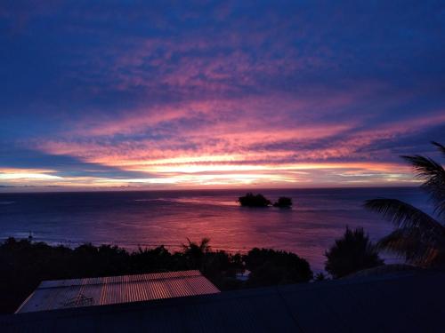 a view of the ocean at sunset at Fare Mirimiri in Uturoa