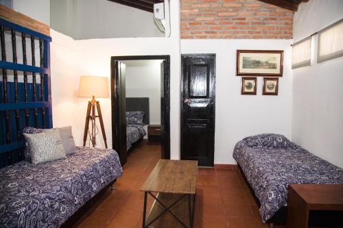 Habitación con cama, sofá y mesa. en Apartamento Familiar Puerta Azul, en Mompox