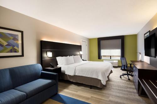 NewtonにあるHoliday Inn Express Hotel & Suites Newton Sparta, an IHG Hotelのベッドとソファ付きのホテルルーム