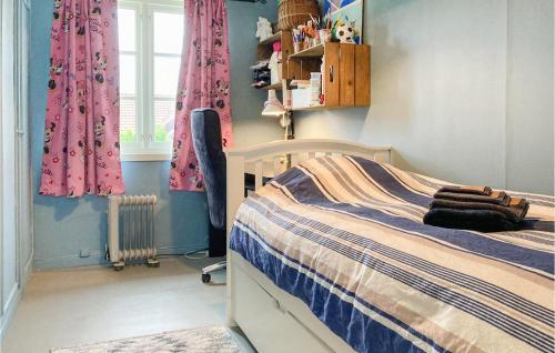 een slaapkamer met een bed en een raam met roze gordijnen bij Awesome Home In Stord With Wifi And 4 Bedrooms in Stord