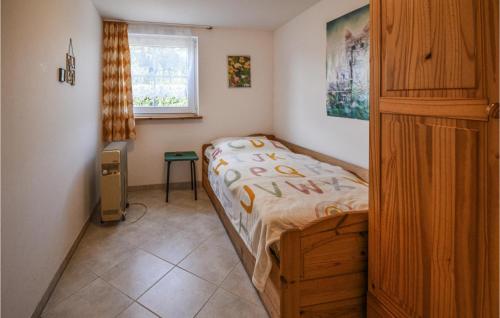 um pequeno quarto com uma cama e uma janela em Zweizeh em Insel Poel
