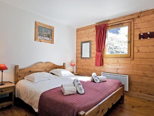 a bedroom with a bed with two towels on it at Appartement 117m² aux Menuires, skis aux pieds, 4 chambres, prestations incluses - FR-1-613B-13 in Levassaix