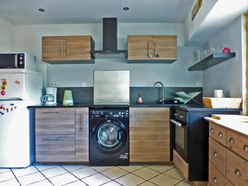 une cuisine avec un lave-linge et un lave-linge dans l'établissement Appartement Rénové 5 Pers avec WIFI et Animaux Acceptés - FR-1-512-273, à Brides-les-Bains