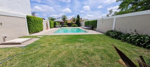 a backyard with a swimming pool in a yard at Alquiler temporario Tandil LAS PALMERAS I in Tandil