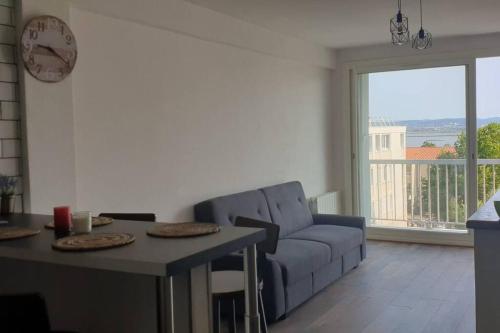 un salon avec un canapé et une table dans l'établissement L’Abri Côtier presqu’île de Giens, à Hyères