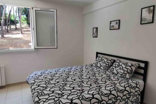 une chambre avec un lit et une fenêtre dans l'établissement L’Abri Côtier presqu’île de Giens, à Hyères