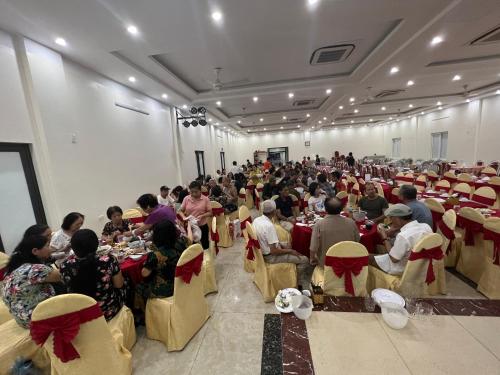 a large group of people sitting at tables in a room at Khách sạn NHẬT MINH Cửa Lò in Cửa Lò