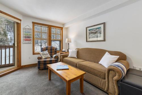 Ruang duduk di Perfect Ski or Bike in-out Hot Tub Pool
