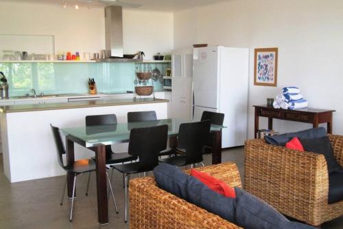 Una cocina o cocineta en Tropika - Absolute Beachfront