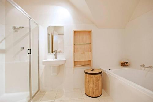 uma casa de banho com um lavatório, uma banheira e um WC. em Apt 8 'Aquilla' @ Bay View Centro, Dunsborough em Dunsborough