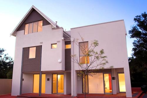 ダンズボローにあるApt 8 'Aquilla' @ Bay View Centro, Dunsboroughの窓とドアのある大きな白い家