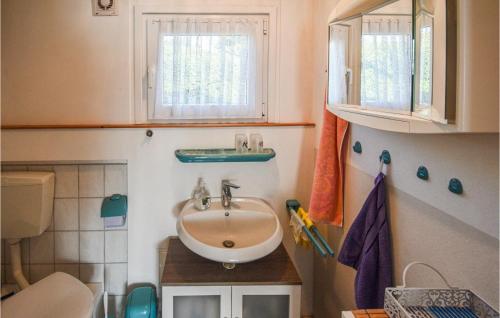 uma pequena casa de banho com lavatório e WC em Zweizeh em Insel Poel