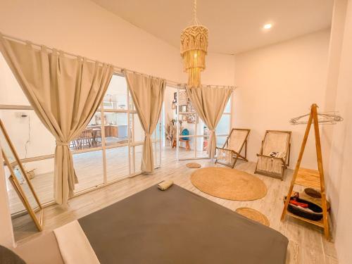 een woonkamer met een tafel en een groot raam bij Chon's Dock Homestay & Apartment For Lease in Phan Thiet