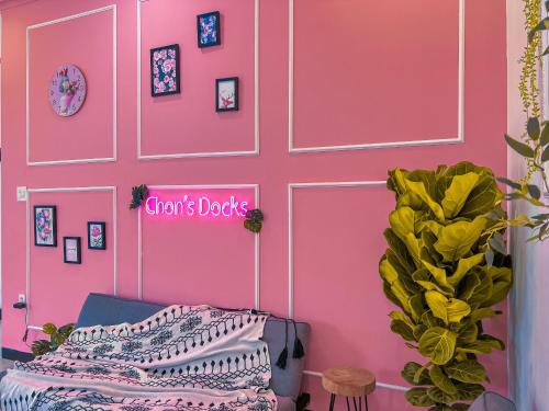 a pink room with a couch and a sign that reads dont blocks at Chon's Dock Homestay & Apartment For Lease in Phan Thiet