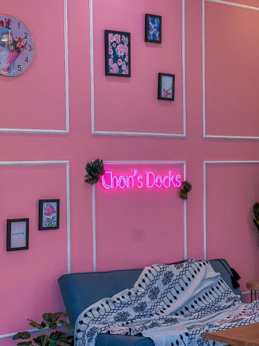a pink wall with a sign that says chontosds at Chon's Dock Homestay & Apartment For Lease in Phan Thiet