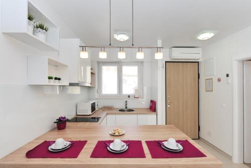 Kuchyňa alebo kuchynka v ubytovaní Luka Residence Apartments