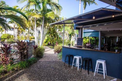 Zahrada ubytování Stylish Unit, 4* Resort, Close to Noosa River