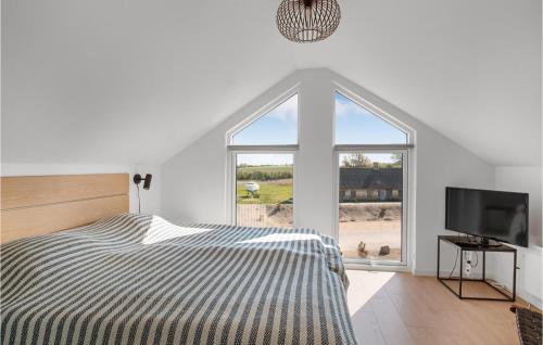 1 dormitorio con cama y ventana grande en Havnehusene, Lejl, 46, en Slagelse