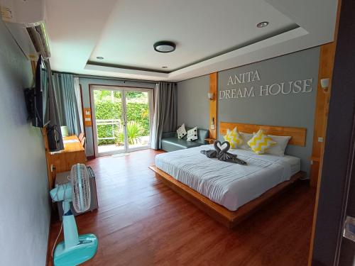 1 dormitorio con 1 cama y TV en Anita dream house, en Khao Sok
