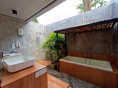 uma casa de banho com um lavatório e uma banheira em Anita dream house em Parque Nacional de Khao Sok