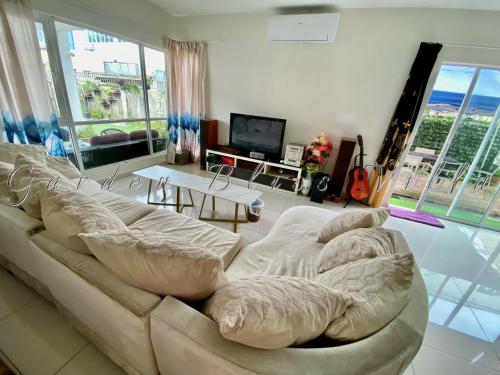 Телевизор и/или развлекательный центр в GARDEN BLISS VILLA HOMESTAY Jenjarom