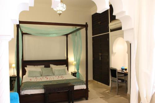 Een bed of bedden in een kamer bij Riad La Villa Marrakech