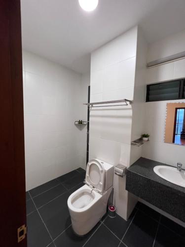 een badkamer met een toilet en een wastafel bij Super comfy 1800sqft Condo in Imperial Suites Boulevard Mall in Kuching