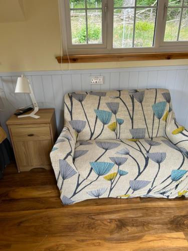Ruang duduk di 1Lochness glam lodges