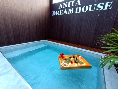 een klein zwembad met een tafel in het midden bij Anita Camp stay in Khao Sok