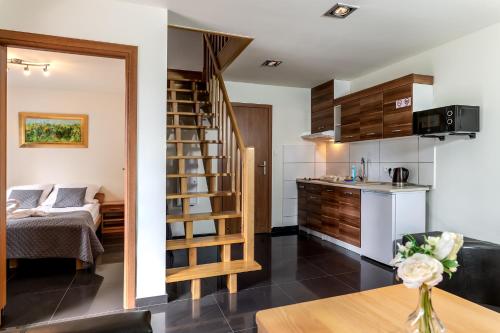 uma cozinha e uma sala de estar com uma escada em espiral em Ośrodek Wczasowy Wodnik em Ostrowo