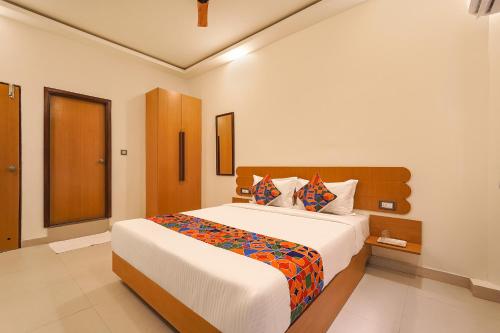 um quarto com uma cama grande num quarto em FabExpress Grand View em Bangalore