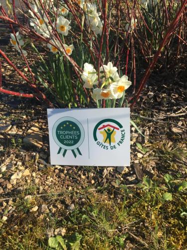 a sign for a garden centre with flowers on the ground at Gîte de l’enclos in Menetou-Râtel